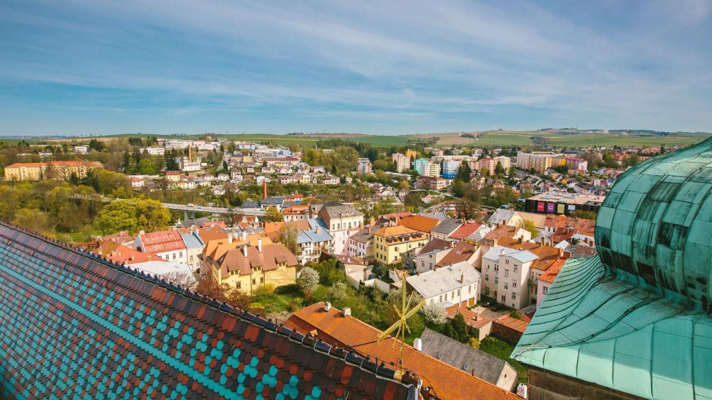 Pohled na Brtnické předměstí Jihlavy z věže kostela sv. Jakuba Většího. Severní věž je vysoká 63 metry. Poslední věžník opustil věž v roce 1924. Na fotografii vpravo jižní věž kostela