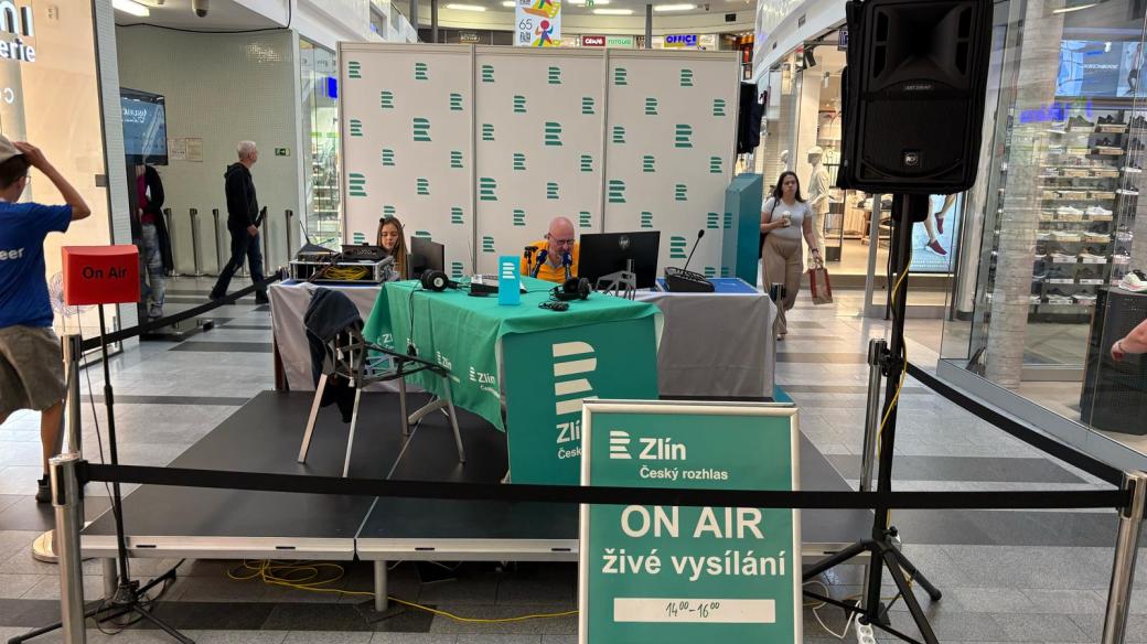 Zlín Film Festival 2025, mobilní studio Českého rozhlasu Zlín v OC Zlaté jablko, přípravy