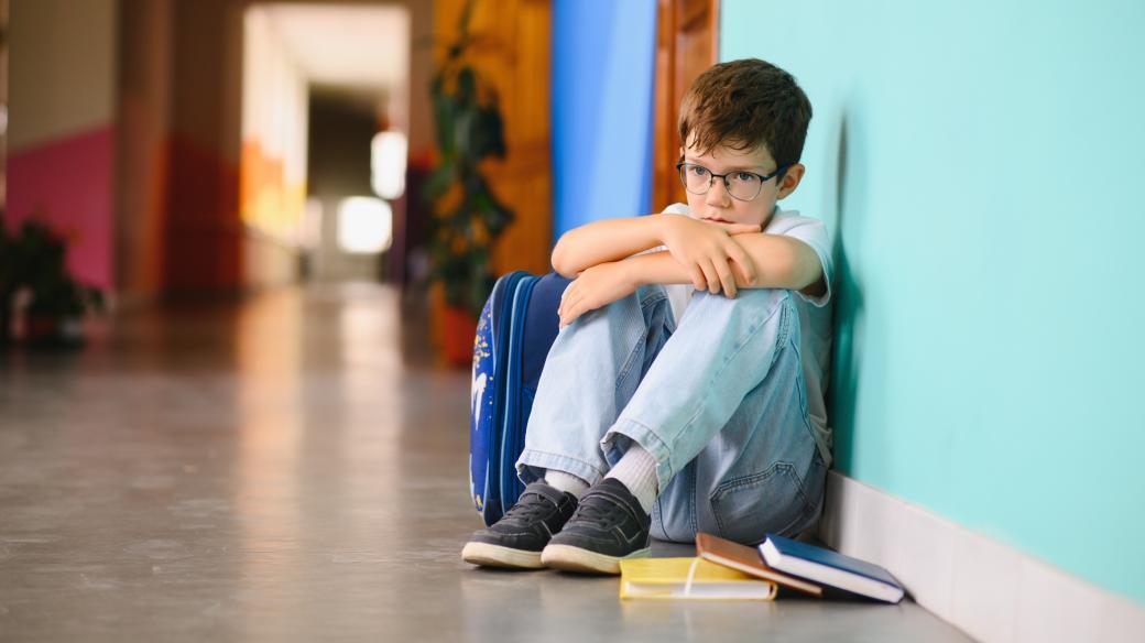 Smutný školák, špatné známky, šikana