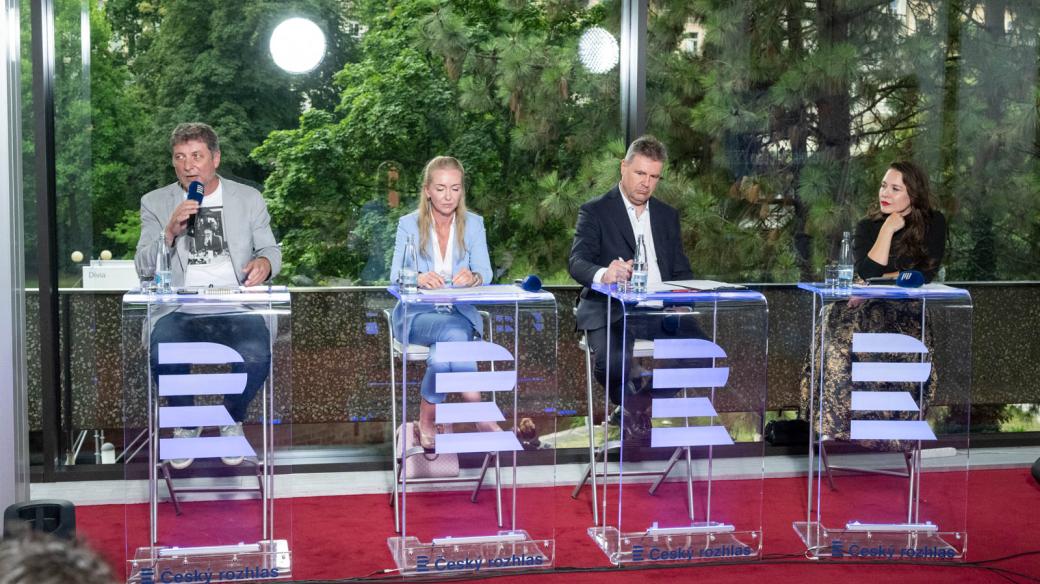 Jan Lacina (STAN), Karla Maříková (SPD), Roman Roun (Stačilo!) a Gabriela Sedláčková (Motoristé)