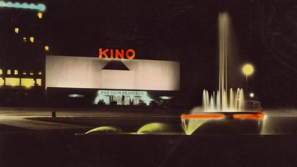 Večerní pohled na Velké kino a světelnou fontánu na náměstí Práce ve Zlíně, 1938