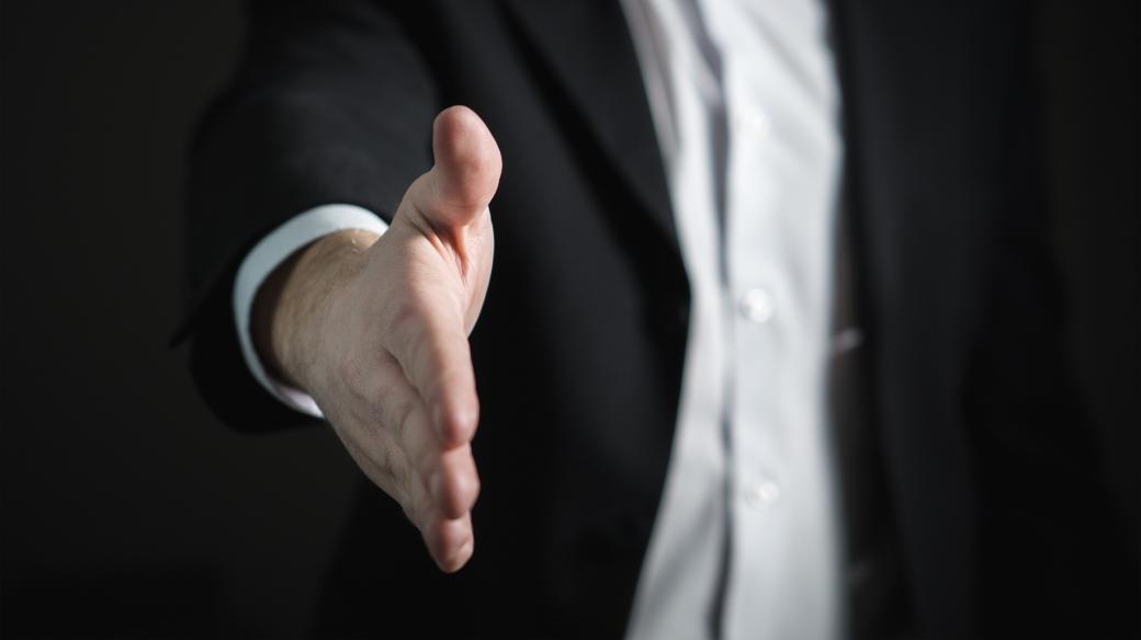 „Tihle lidé se tváří, že nic nenabízí, že jenom kontrolují, a o to je horší, protože přijdou jako autorita, kterou je potřeba poslouchat,“ varuje Jan Tuna před novými praktikami tzv. šmejdů.