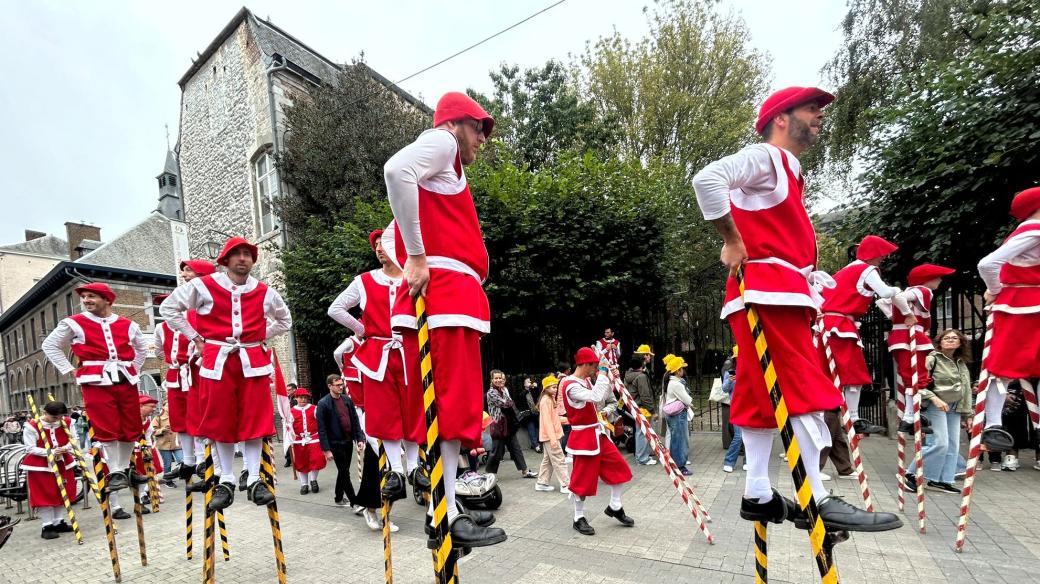 Tradice soubojů na chůdách je od roku 2021 na seznamu nehmotného dědictví UNESCO