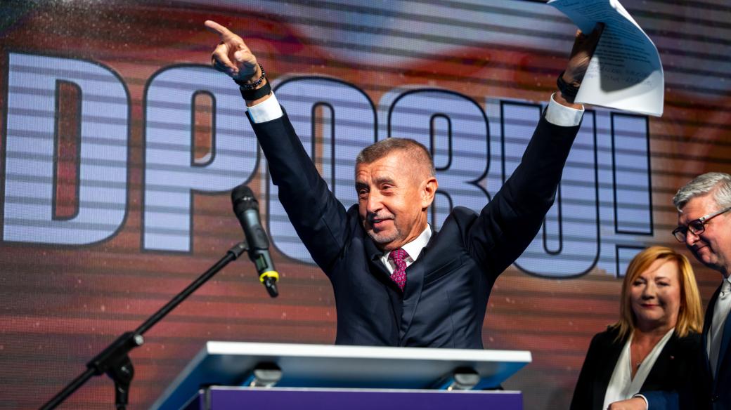 Volební štáb hnutí ANO. Zleva předseda Andrej Babiš, místopředseda Karel Havlíček a místopředsedkyně Alena Schillerová na tiskové konferenci