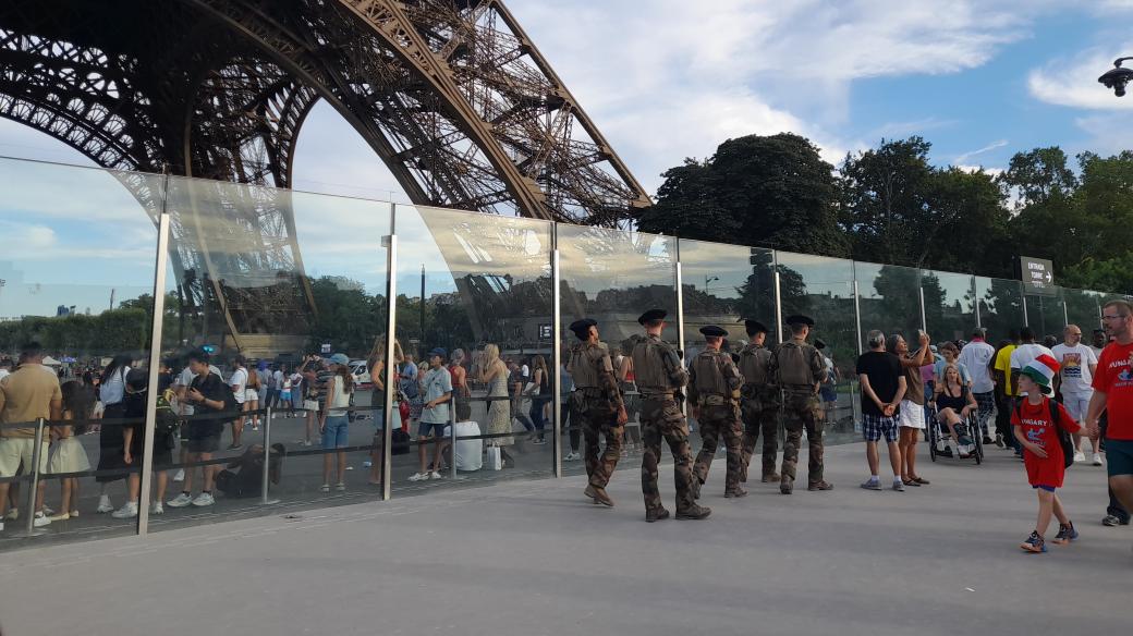 Vojáci u Eiffelovy věže během olympijských her