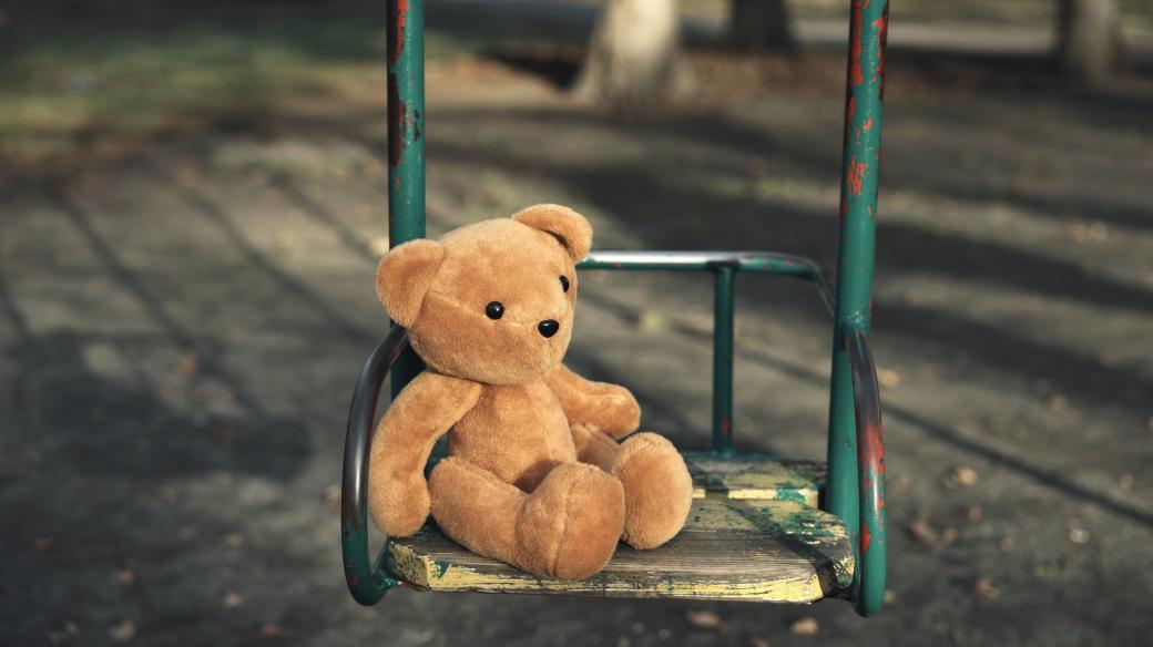 Medvídek na houpačce, plyšák