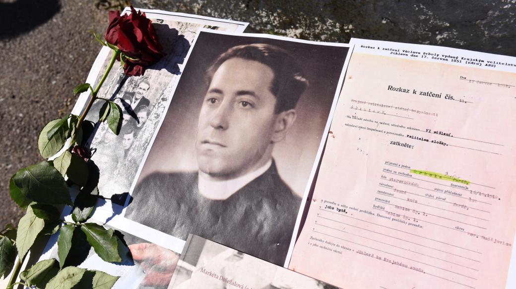 Kněze Václava Drbolu spolu s Janem Bulou a Františkem Pařilem obvinili a popravili ve vykonstruovaném procesu po takzvaném případu Babice v roce 1951 |