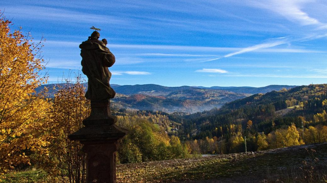 Výhled na Krkonoše od sochy sv. Josefa mezi Sklenařicemi a Vysokým nad Jizerou