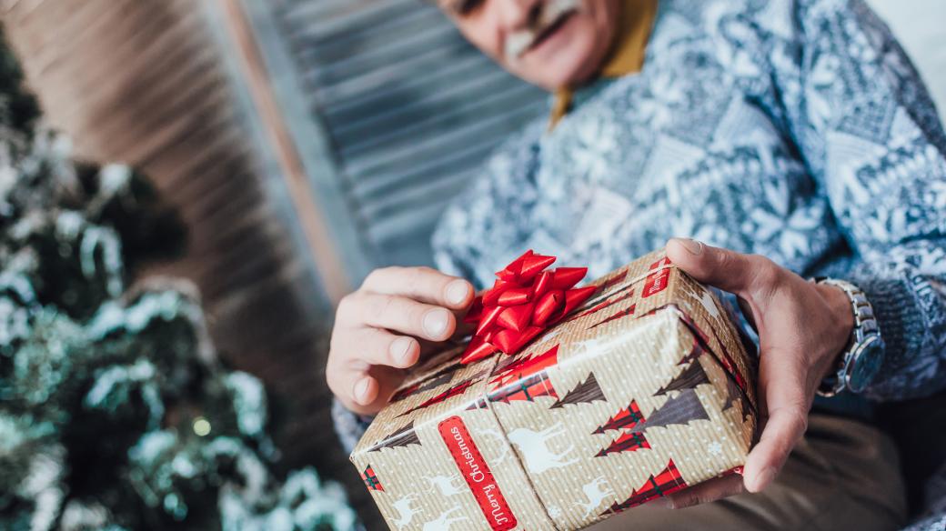 Senior dostává dárek