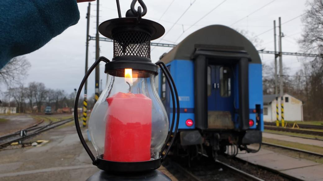 Na jindřichohradecké nádraží přišly pro Betlémské světlo desítky skautů