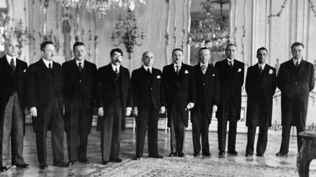 Jaroslav Krejčí (třetí zleva) se stal po Aloisi Eliášovi třetím předsedou protektorátní vlády