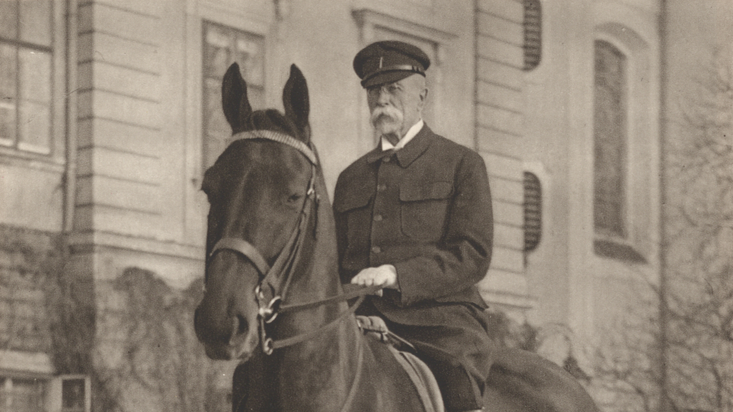 Tomáš Garrigue Masaryk na koni u zámku v Lánech v roce 1930