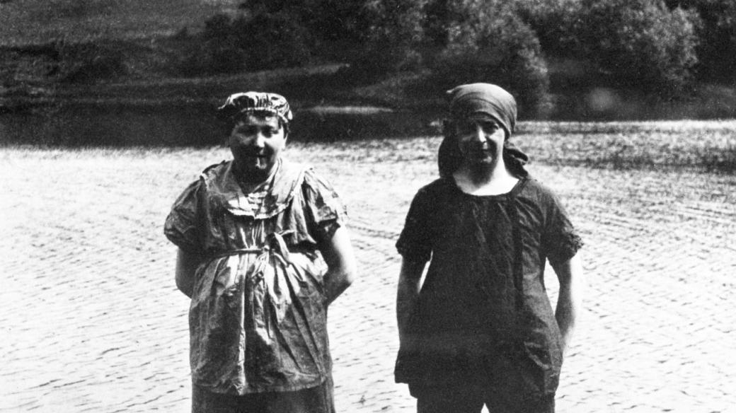 Spisovatelé Jaroslav Hašek (vlevo) a Z. M. Kuděj na výletě v roce 1914. Fotografie zaslali do redakce Světozoru s textem "To jsou následky Svojsíkovy výchovy