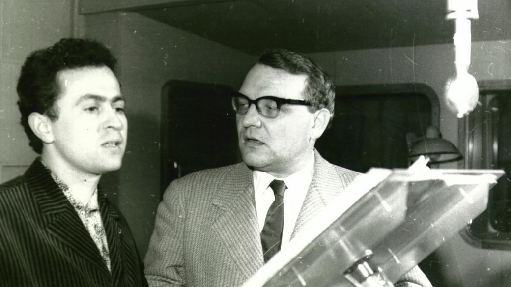 Jaroslav Kepka a Soběslav Sejk při natáčení rozhlasové hry Miroslav Krleža: V táboře (režie Josef Henke, 1965)