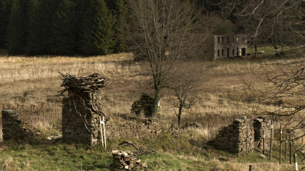 V zaniklá vesnici Königsmühle v Krušných horách se hroutí zchátralé budovy