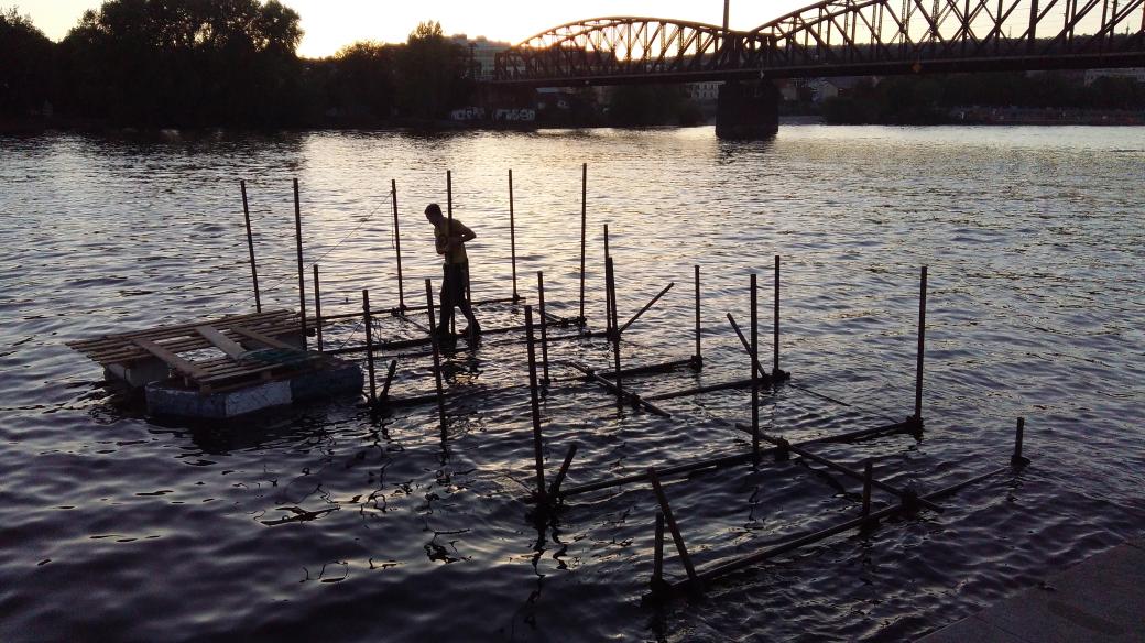 Amundsen, molo pro přistání balónu na pražské náplavce