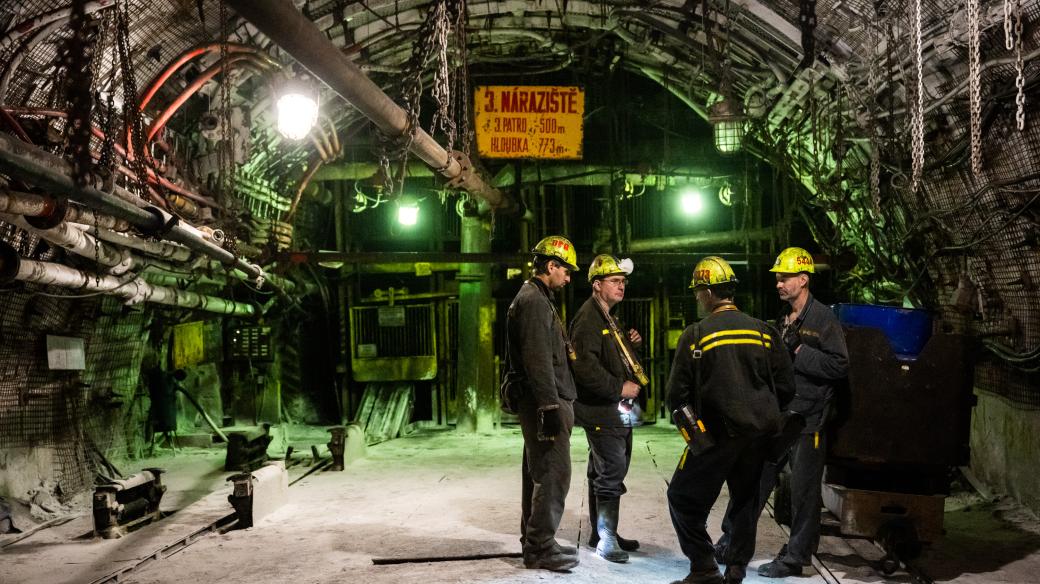 Důl má několik pater, ty více než kilometr po zemí už jsou ale hodně nebezpečné kvůli častým otřesům