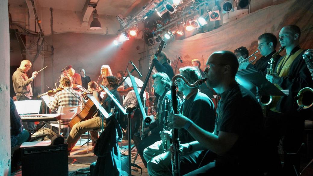 Světová premiéra Vlakové opery, autorů Vratislava Brabence (libreto) a Michala Nejtka (hudba). Účinkují: Plastic People of the Universe a Agon Orchestra. Dirigent: Petr Kofroň, 2006