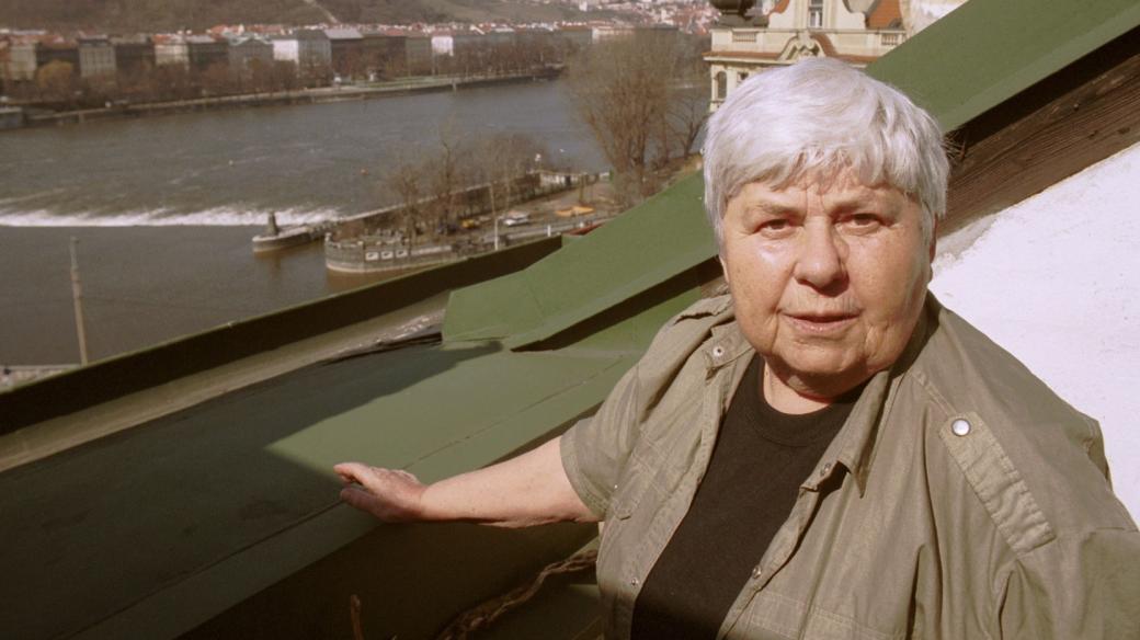 Fotografka Dagmar Hochová na terase svého bytu