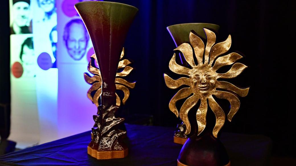 Zlaté slunce akademické sochařky Dagmar Štěpánkové Černé - hlavní cena rozhlasové ankety Šarmantní osobnost roku