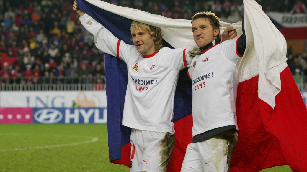 Fotbalisté Pavel Nedvěd a Vladimír Šmicer