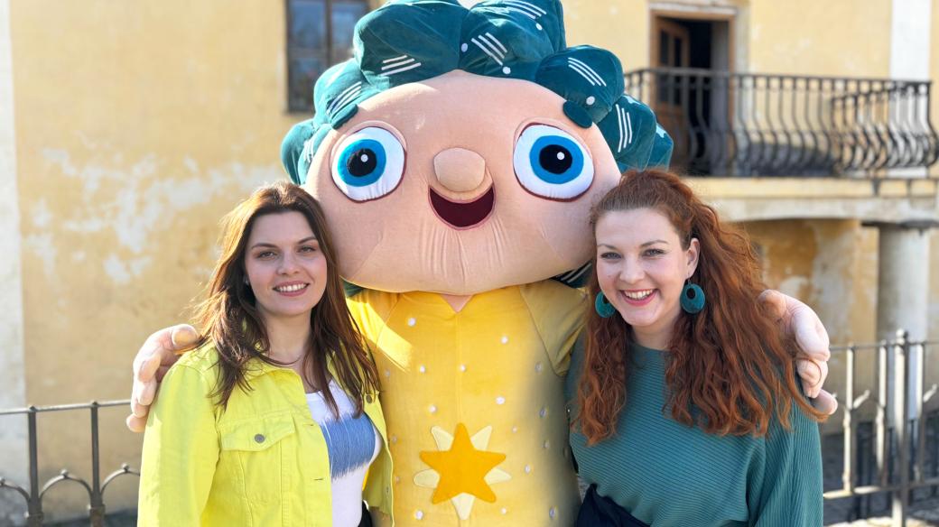 Moderátorky Klára Nováková a Terka Rašová s Hajajou