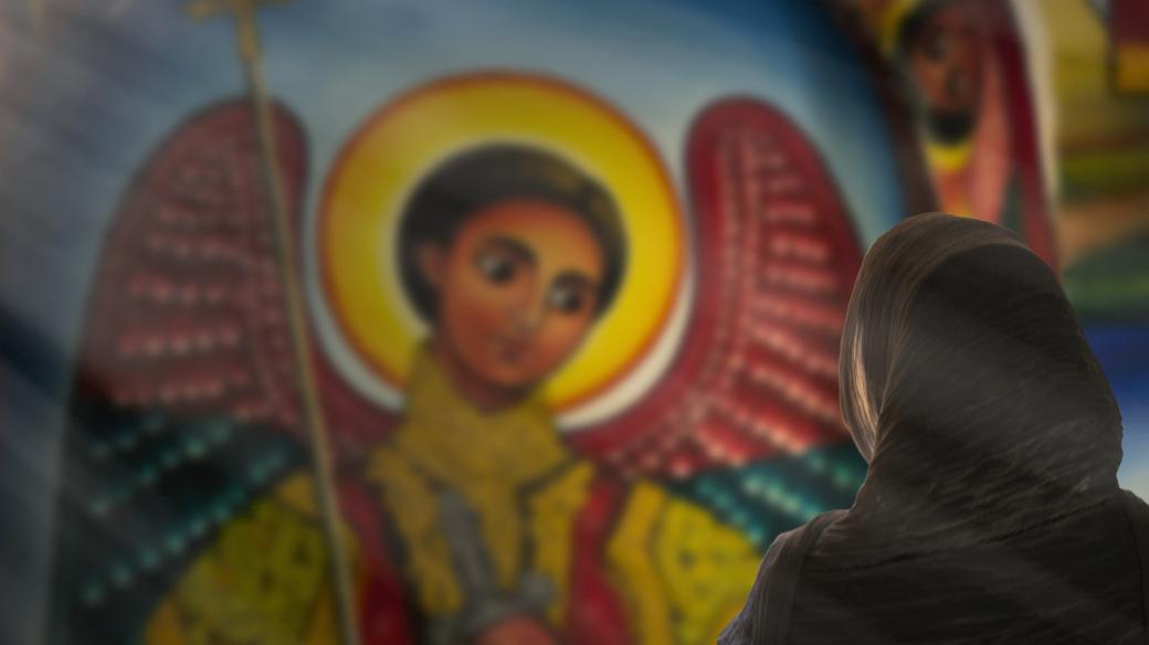Žena v ortodoxním kostele v Etiopii