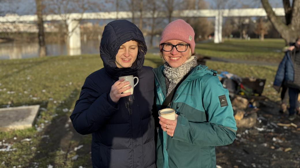 V růžové čepici je dobrovolnice Adriana Doubková. Druhá žena je nevidomá zpěvačka Ráchel Skleničková