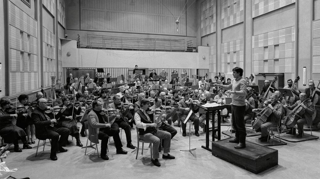 Šéfdirigent Vladimír Válek řídí Symfonický orchestr Čs. rozhlasu ve Studiu 1, výřez (nedatováno)