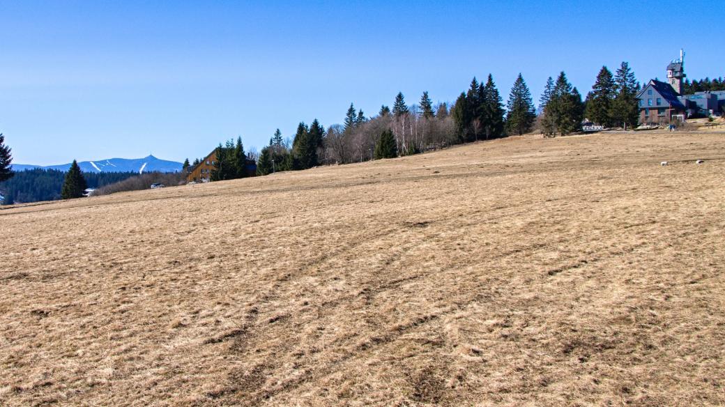 Hrabětické louky v Jizerských horách, v pozadí Ještěd