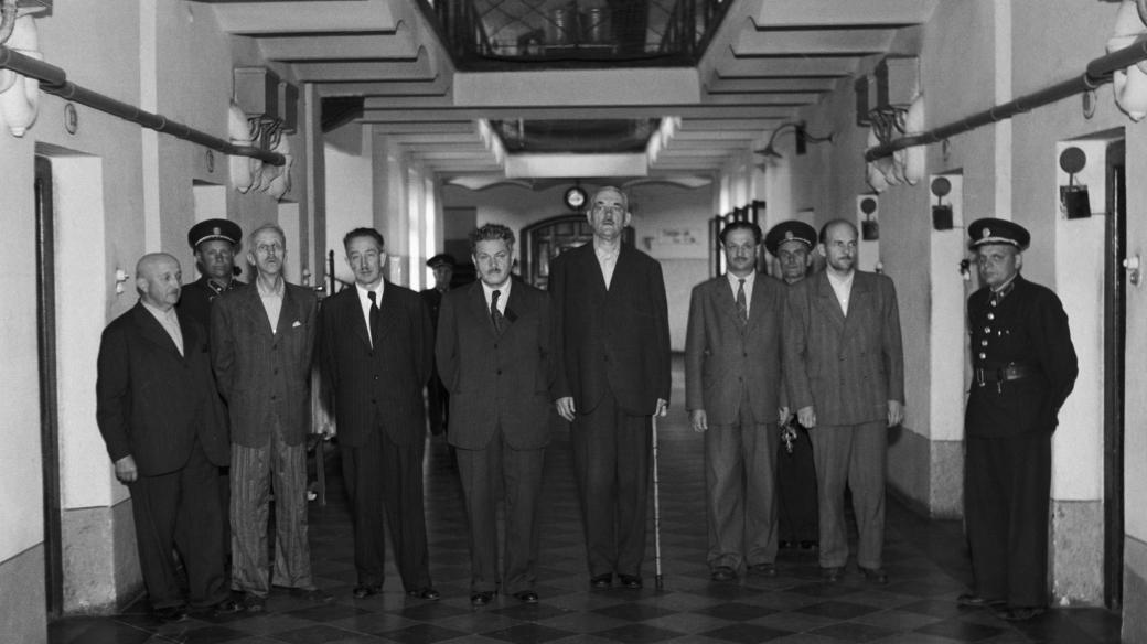 Členové protektorátní vlády ve věznice Pankrác. Zleva: Rudolf Beran, Jindřich Kamenický, Josef Kalfus, Jaroslav Krejčí, Richard Bienert, Adolf Hrubý a tajemník Nejvyššího správního soudu a tiskový tajemník prezidentské kanceláře Josef Kliment