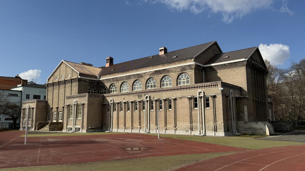 Na rakovnickou sokolovnu navazuje rozsáhlé venkovní cvičiště