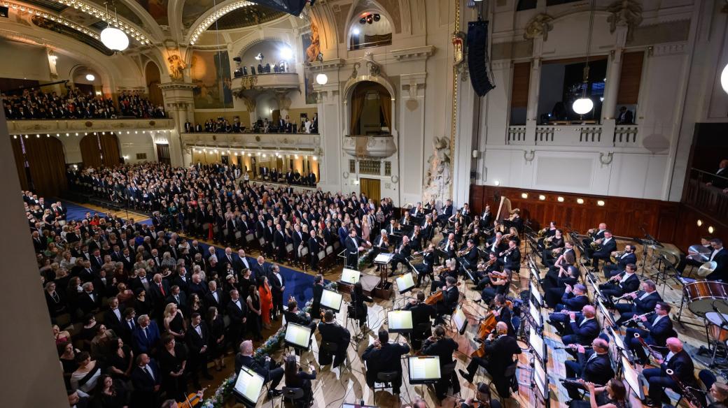 Zahajovací koncert Pražského jara v podání SOČR a dirigenta Petra Popelky. Tradičně zazněla Má vlast Bedřicha Smetany