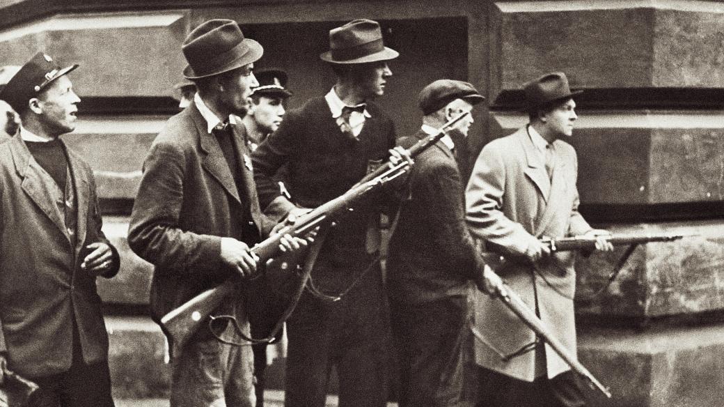 V Praze se rozhořelo 5. května 1945 povstání bojem o rozhlas. Na snímku bojovníci proti okupantům v Balbínově ulici