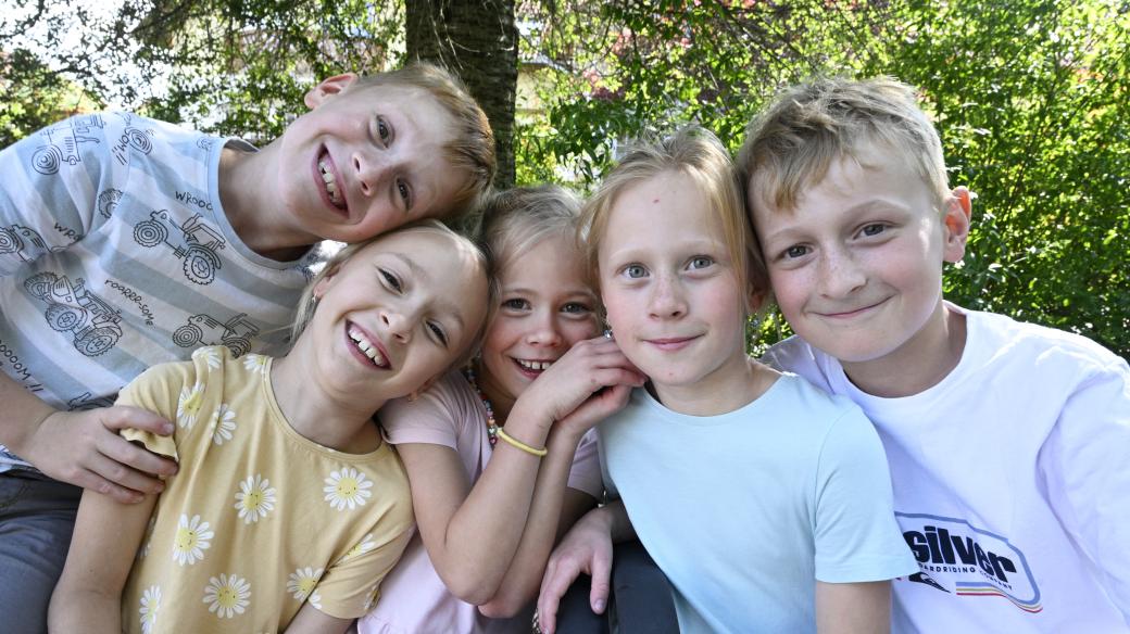 Čtyřčata Ondřej, Anežka, Monika a Klára se starším bratrem Vojtěchem (zleva)