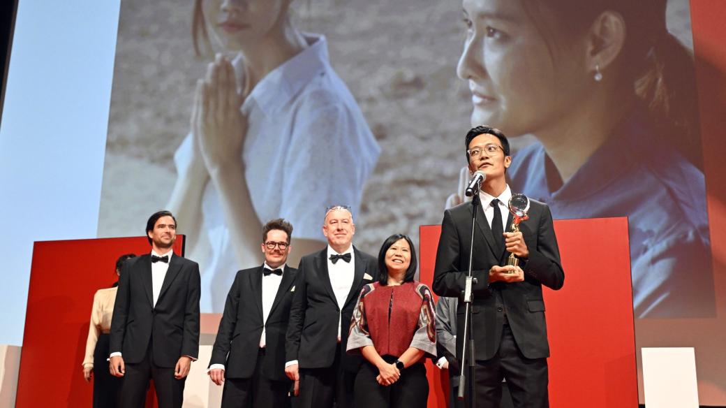 Závěrečný den 60. ročníku Mezinárodního filmového festivalu Karlovy Vary, 11. července 2026. Křišťálový glóbus získal koprodukční snímek s účastí České republiky Padlé ovoce, za kterým stojí režisér z Barmy Aun Pčou (vpředu)