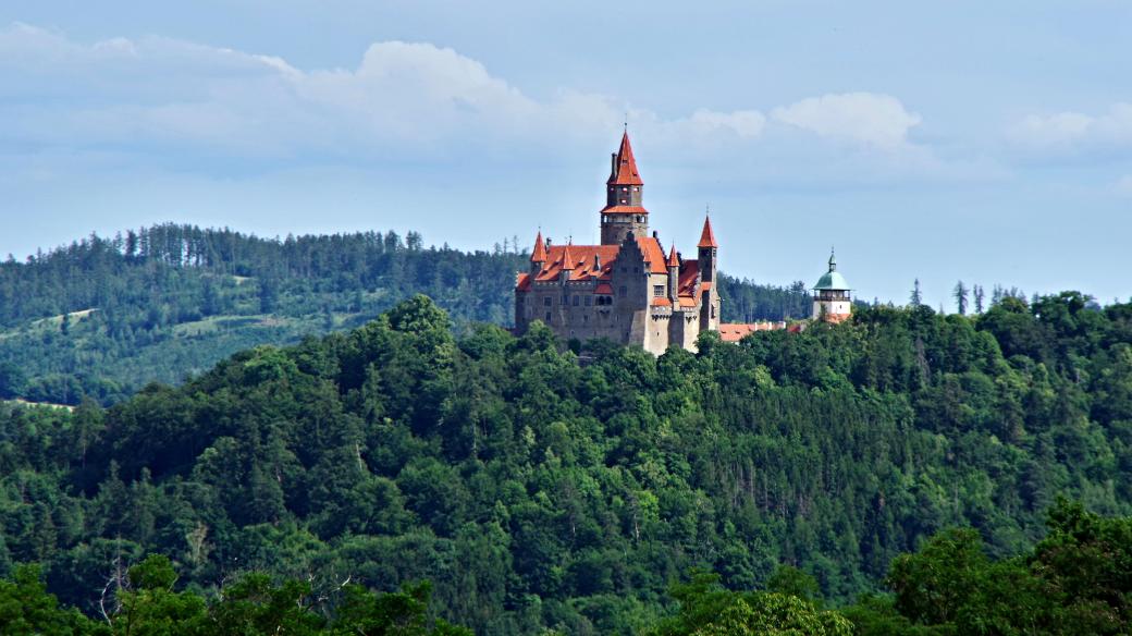 Málokdo tuší že hrad Bouzov je téměř novostavba což jej ale předurčuje k filmovým rolím