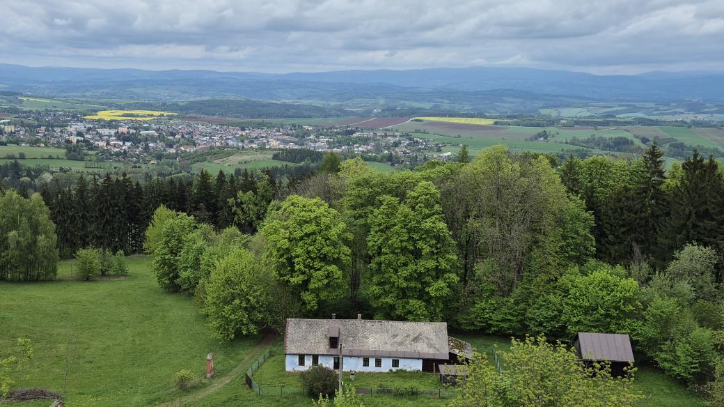 Pohled z Tichánkovy rozhledny, původní dřevěná z roku 1890, nahrazena zděnou kolem roku 1911 na hoře Tábor, pohled směrem k Lomnici n. Popelkou, je vidět hostinec z 19. st. a závěr křížové cesty