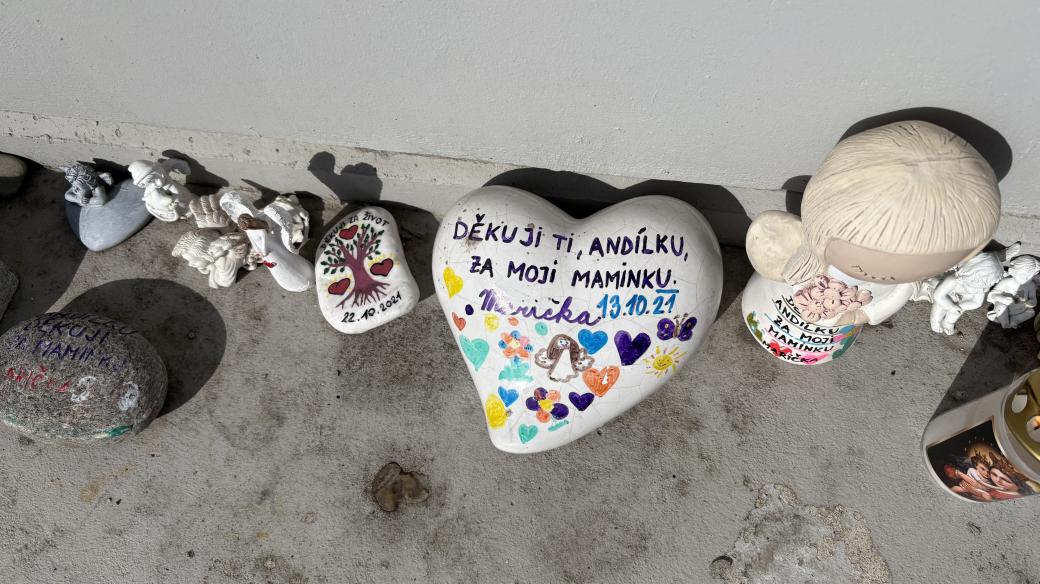 Pietní místo u vstupu do pražského IKEMu