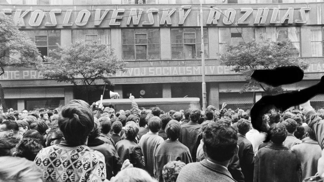 Srpen 1968 před budovou Čs. rozhlasu na Vinohradské v Praze