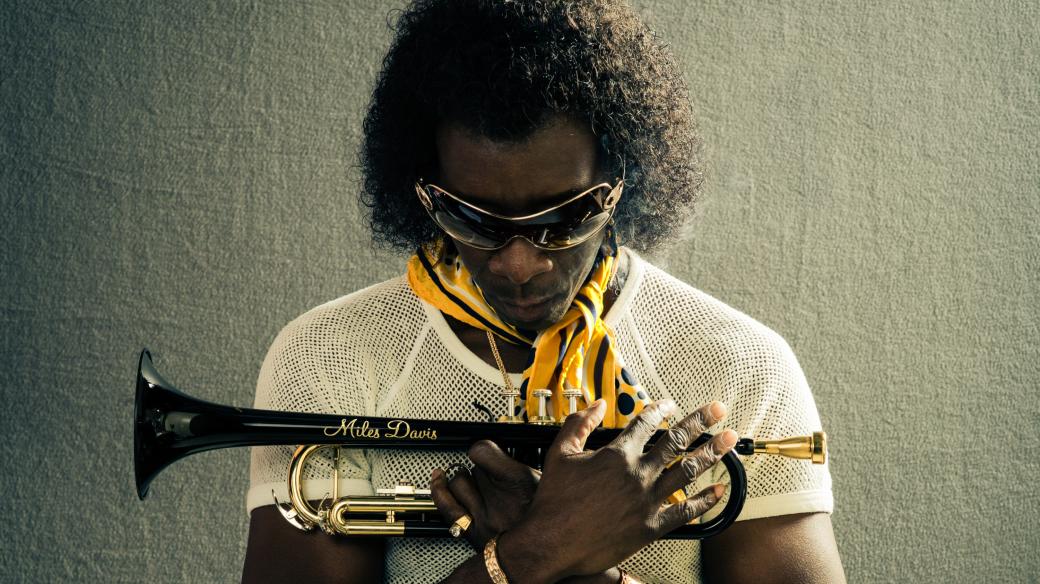 Don Cheadle jako Miles Davis ve snímku Miles Ahead