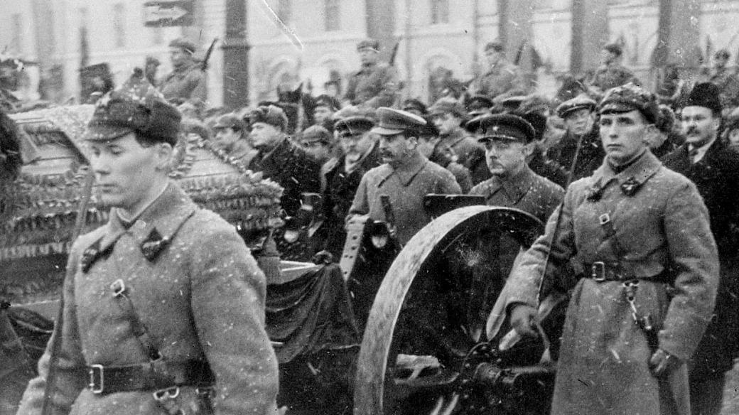 Pohřeb Kirova, prosinec 1934. Za rakví kráčí Stalin, Vorošilov a další