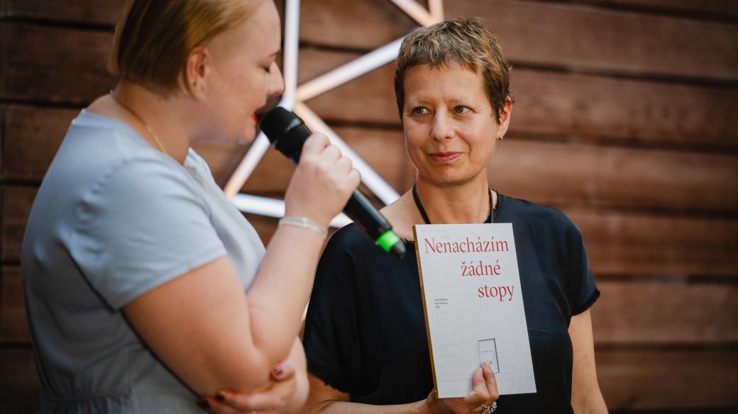 Představení literárního sborníku Nenacházím žádné stopy na ŠTETL FESTU (vpravo Eva Yildizová)