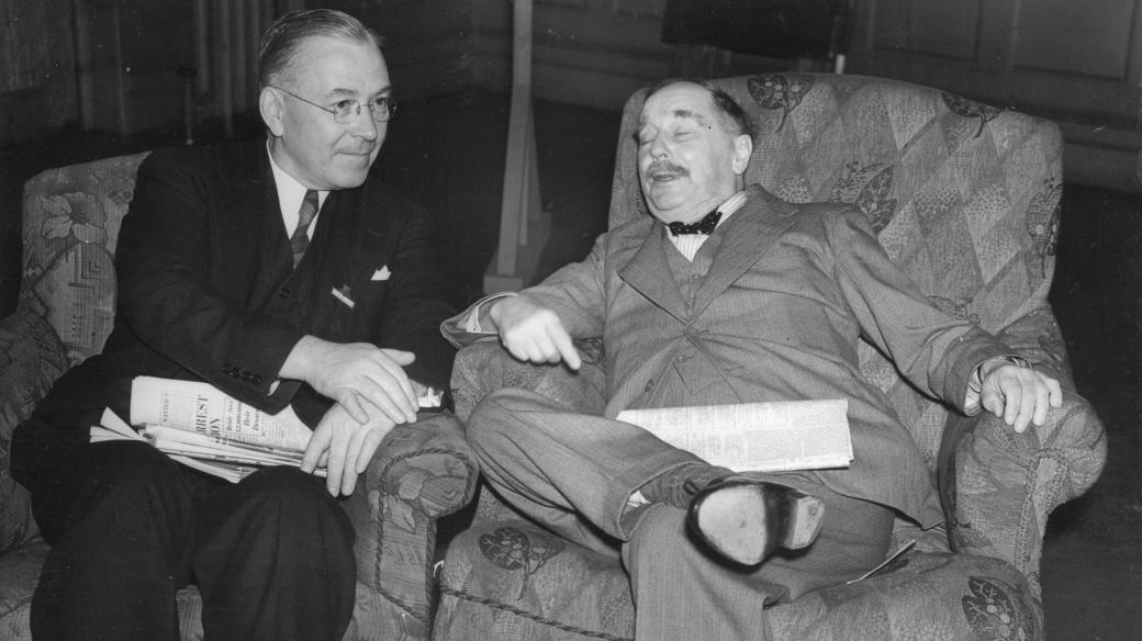 Spisovatel Herbert George Wells (vpravo) na setkání s americkým astronomem F. R. Moultonem