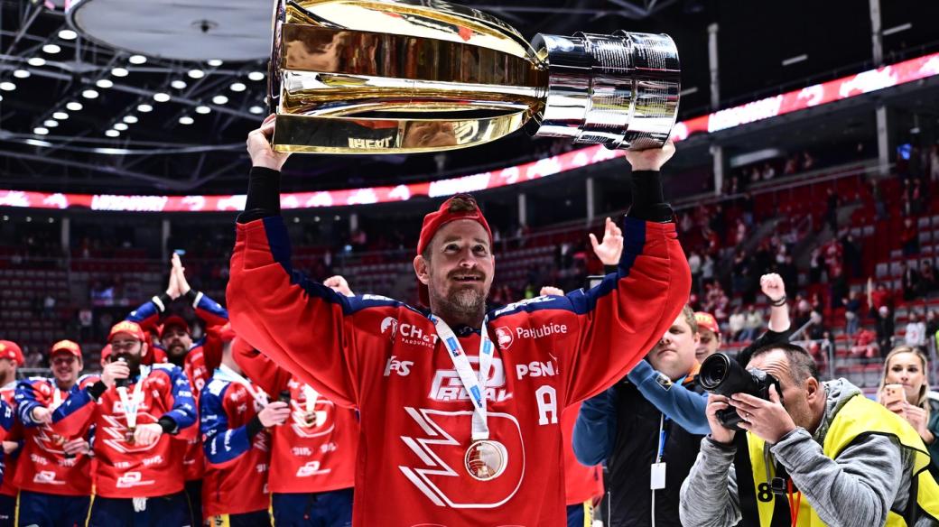 Roman Červenka s mistrovskou trofejí