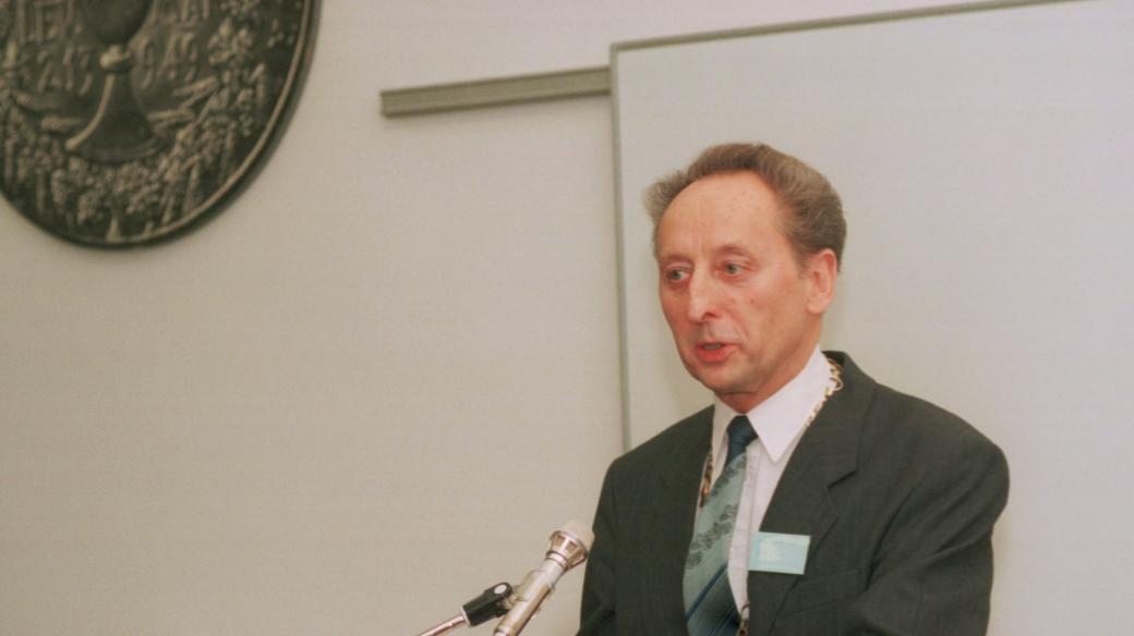 Jakub Trojan (snímek z roku 1995) v roli děkana Evangelické teologické fakulty Univerzity Karlovy