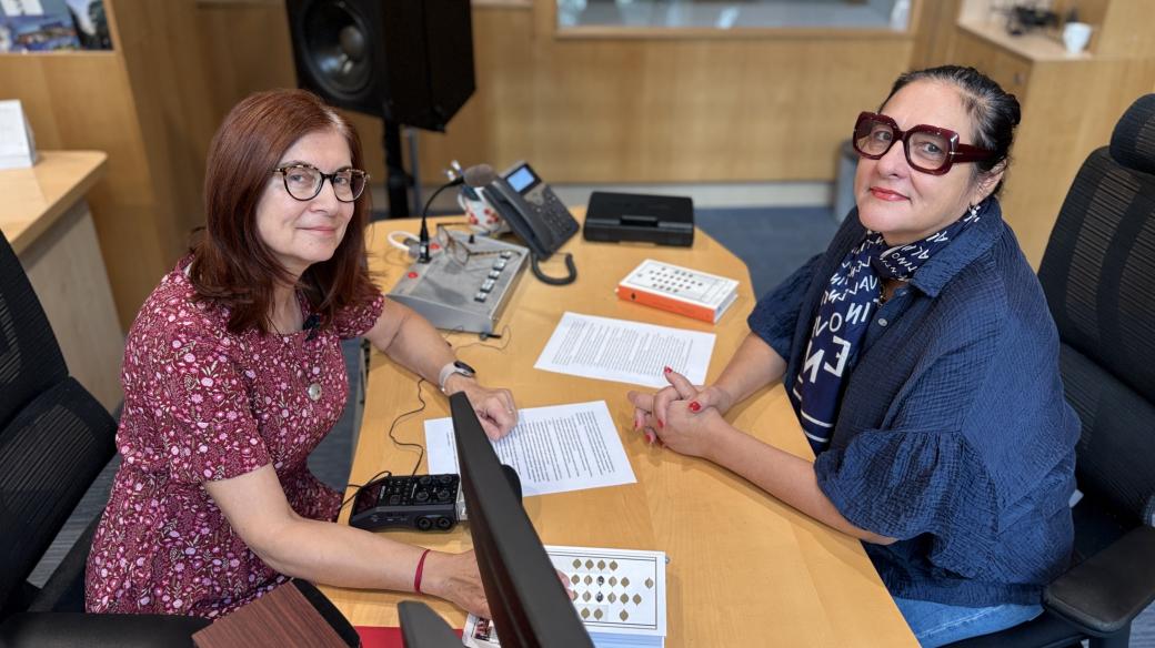 Alena Blažejovská a Monika Rychlíková (vpravo) při natáčení rozhovoru