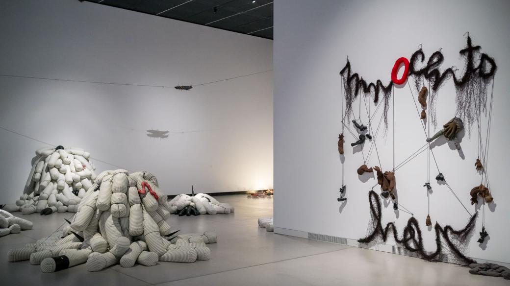 Výstava Annette Messager Tragikomedie v Kunsthalle Praha