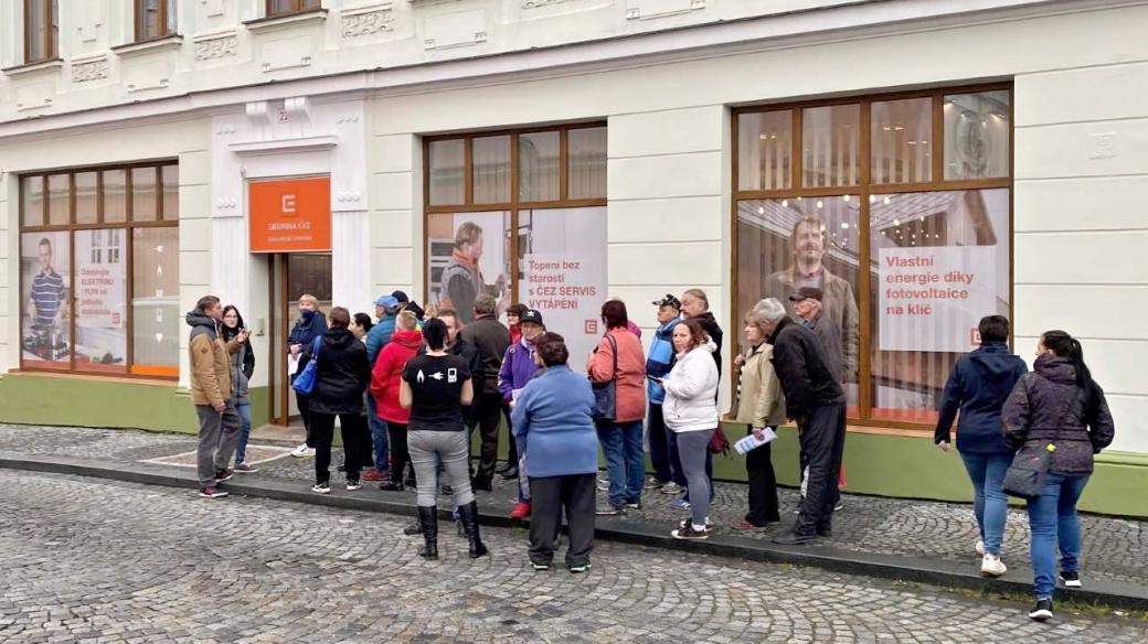 Lidé čekají ve frontě na novou dodavatelskou smlouvu někdy až hodinu