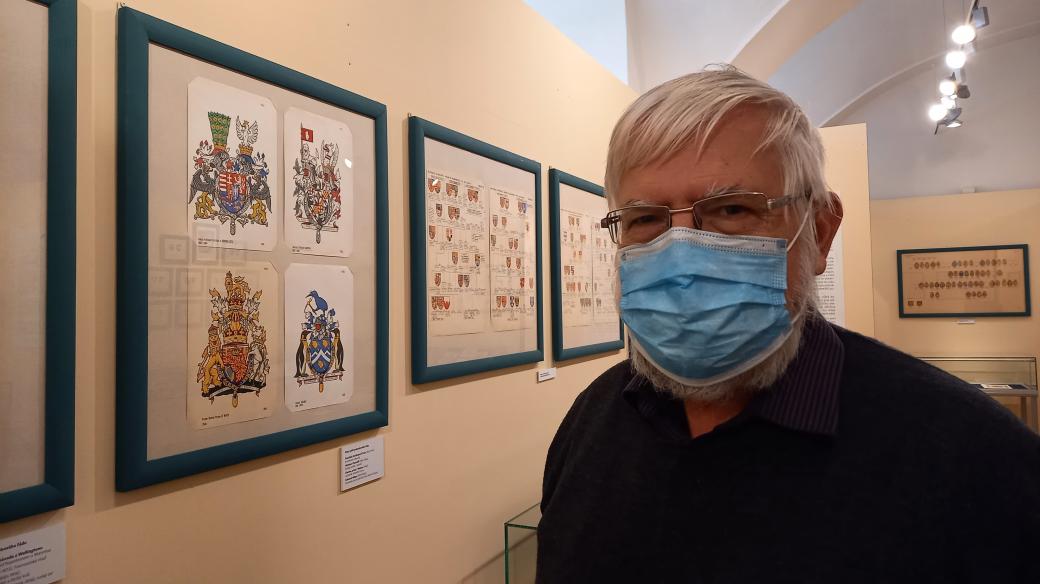 Heraldik Karel Müller v expozici Život mezi erby Vlastivědného muzea Olomouc